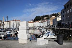 Forma viva se premika - Dve kamniti skulpturi zadnjega simpozija postavljeni na izbrani lokaciji 6